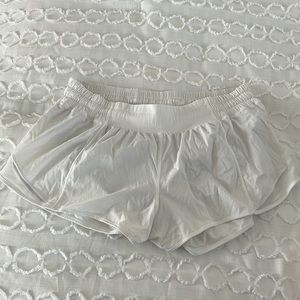 Lululemon: White hottie hot low-rise lined short 2.5